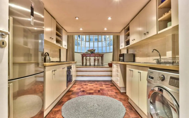 Couples Retreat, Bar, Library, 24 hour Security