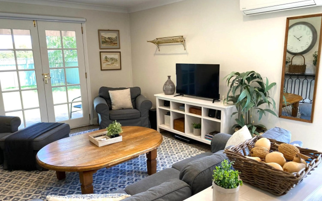 YSG The Edward Townhouse 153 - Walk To Town – Guest Rooms – Orange