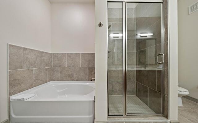 Modern 2BR Apartment Downtown Location