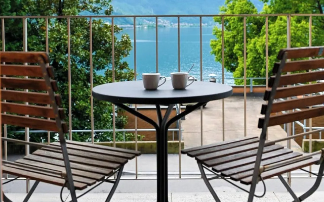 Sunny Suite With Lake View