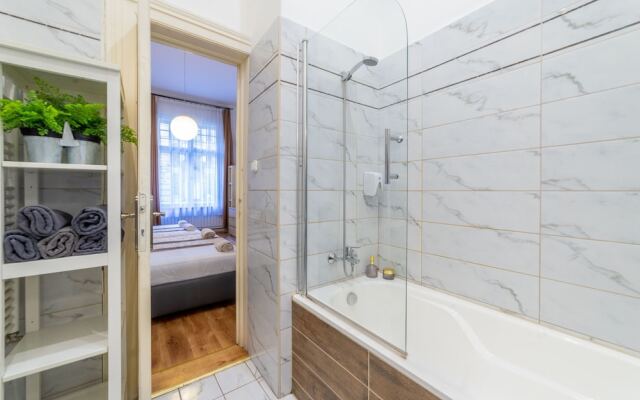 Real Apartments Lovag