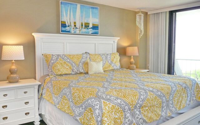 Beachfront Condo With Pool and Balcony Facing Beach