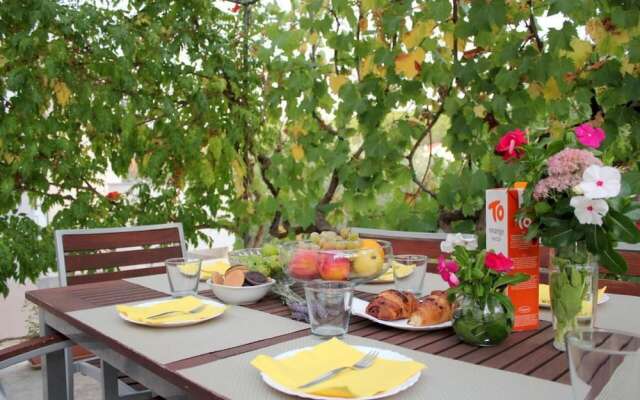 Schöne Ferienwohnung mit Terrasse, Roses