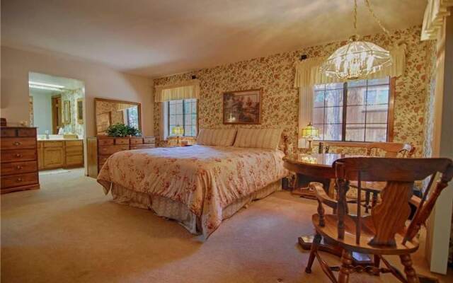Game Room W/pool Table in Large Home - Kingswood Manor
