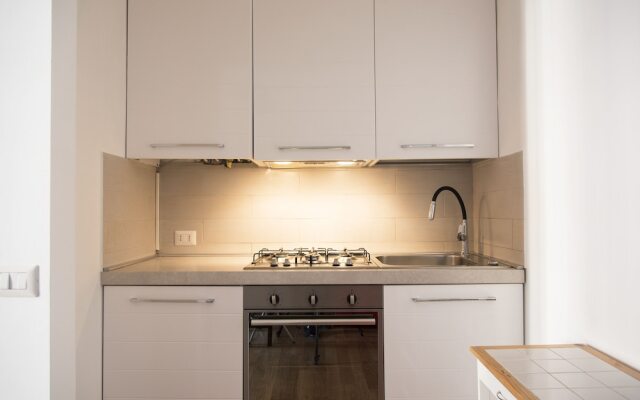 White and Clean Apartment near Metro MM1