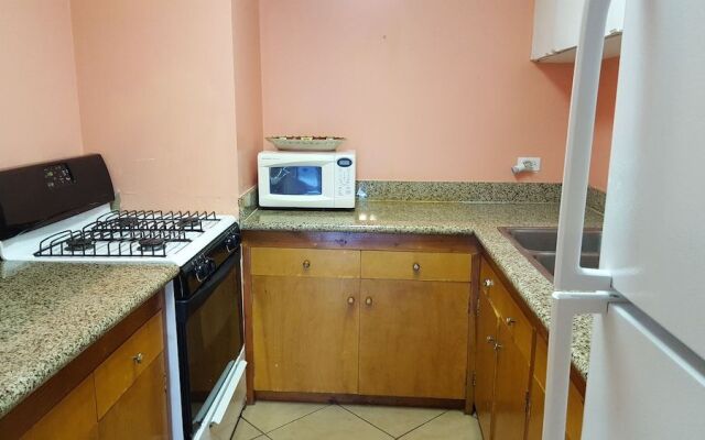 Renovated one bedroom 2 min to the beach