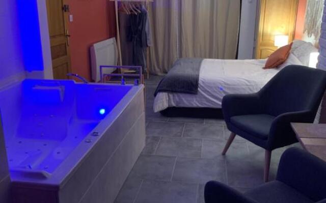 Studio Cosy avec Jacuzzi Privatif et Terrasse