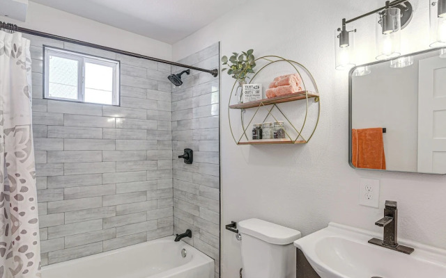 Pet-friendly Galveston Retreat < 1 Mi to Beaches!