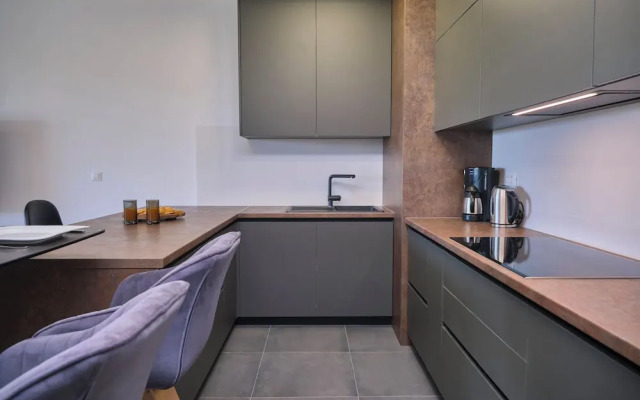 Tropic Night Apartment by Litto
