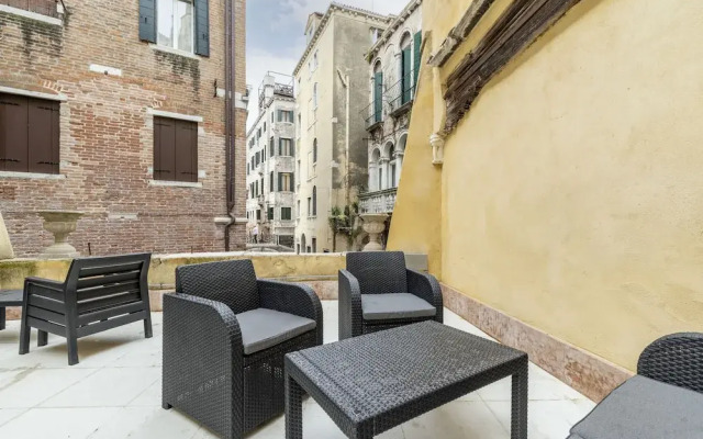 Gondola Luxury Apartment by Wonderful Italy