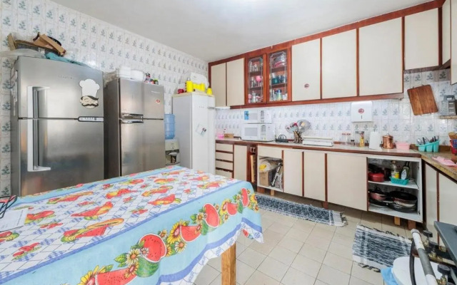 Quarto em residência tranquila e familiar