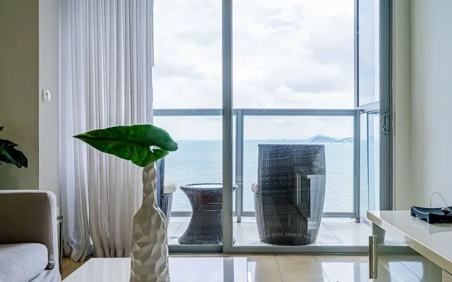 w Prestigious 1BR w Fantastic Balcony in YOO