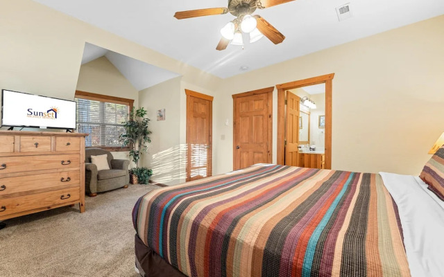 River's Creek 4 Bedroom Cabin by RedAwning