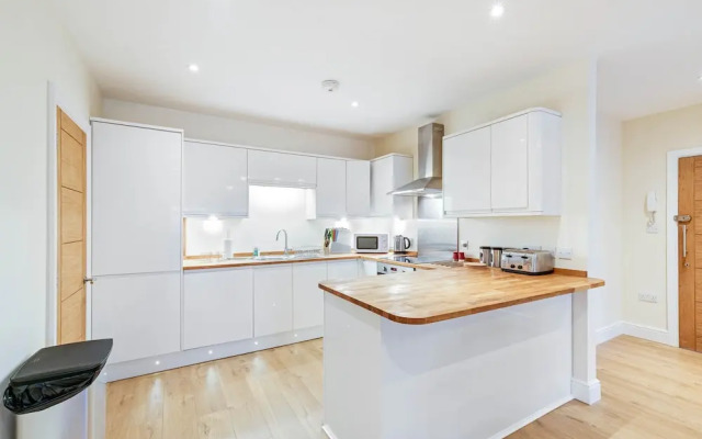 Luxury 3 Bedroom Apartment with Parking
