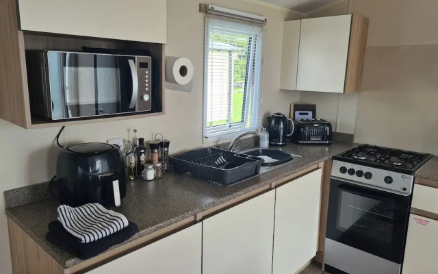 3 Bed Lodge - Sleeps 6 - Parking - Pets - Wifi