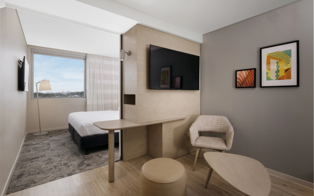 Holiday Inn & Suites Sunshine Coast by IHG – Guest Rooms – Maroochydore