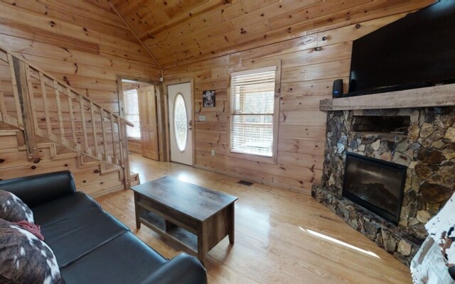 Pleasant Hollow 2 Bedroom Cabin by Redawning