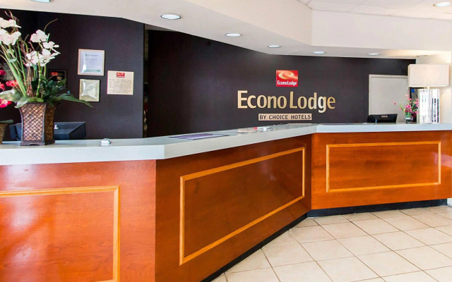 Econo Lodge Savannah Gateway I-95