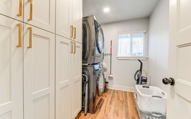 Delightful Grants Pass Home With Hot Tub!