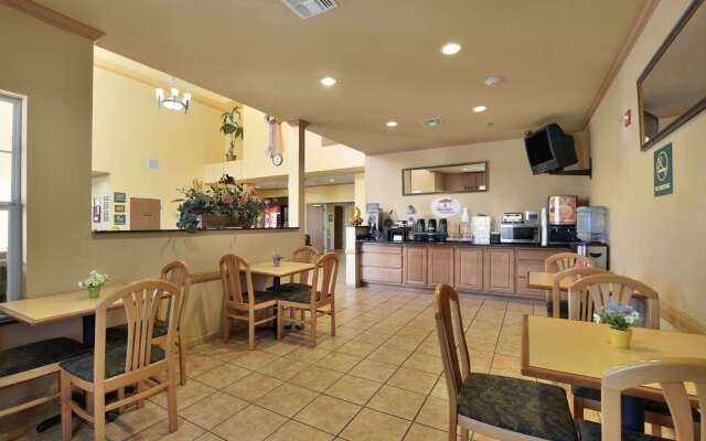 Super 8 by Wyndham San Antonio/Alamodome Area