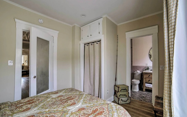 Charming Renovated Avalon Townhome, Walk to Beach!