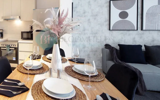 Stunning canal view apartment Yas island
