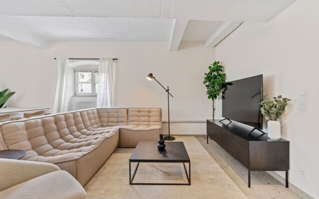 Clausen Charm Contemporary Retreat ID210