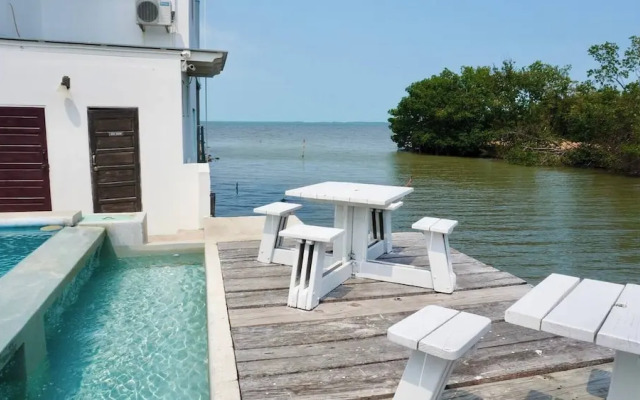 See Belize Sunrise Sea & Garden View 2-bed Studio w Pool & Overwater Deck, 1stfl