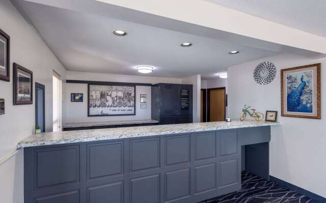 Super 8 by Wyndham Jackson MN