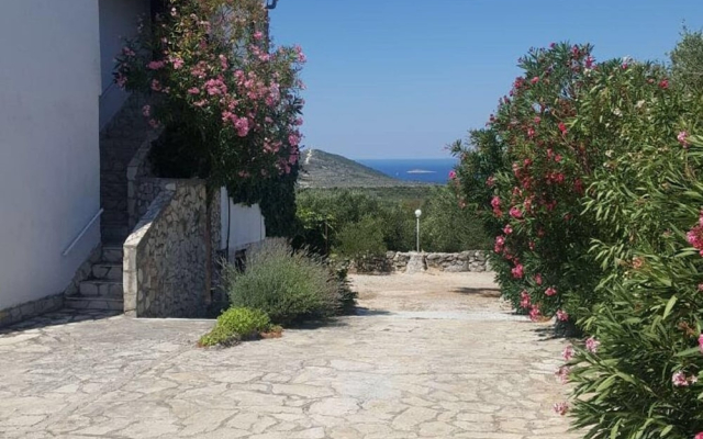 Adorable Apartment With Covered Terrace & Sea View