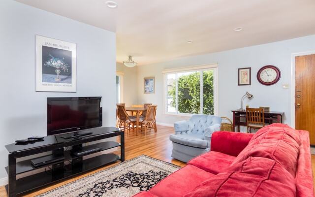 Delightful 2BR Ventura Duplex by RedAwning