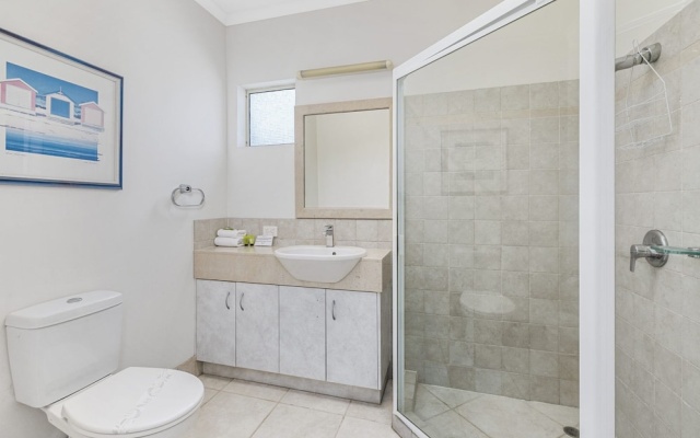 Beautiful North Facing River Views at Noosaville - Unit 4 Riverside 235 Gympie Tce – Bathroom – Noosaville