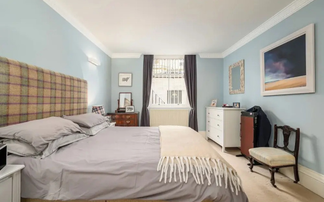 Elegant 3-Bedroom Flat in West End