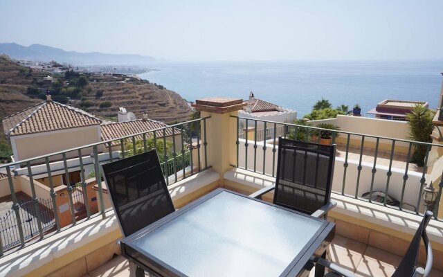 La Alcazaba - 3 bed apt With Communal Pool