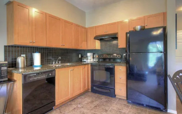 Pinnacle Pointe Resort by kelownacondorentals