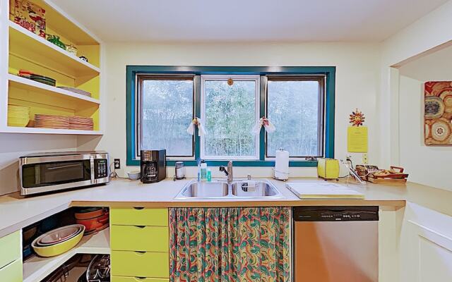 Hip 2BR Austin Bungalow by RedAwning