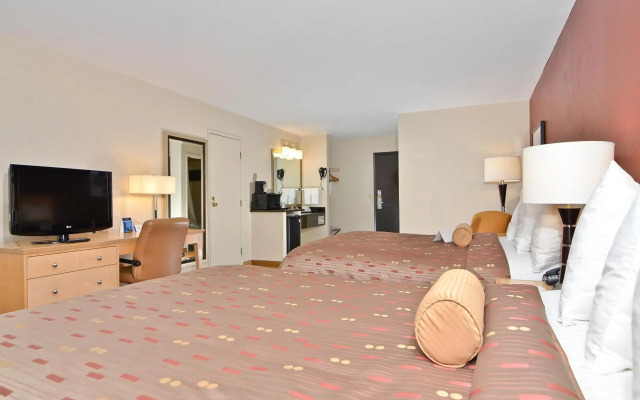 Clackamas Inn & Suites