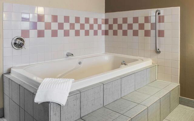 Quality Inn Defiance