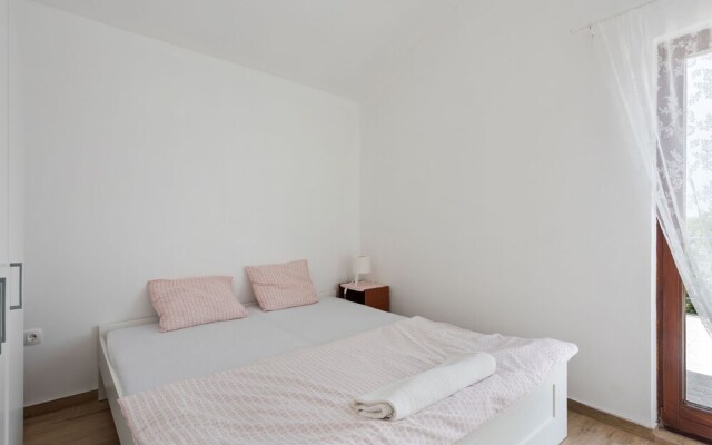 Lovely Apartment in Maslenica With Terrace