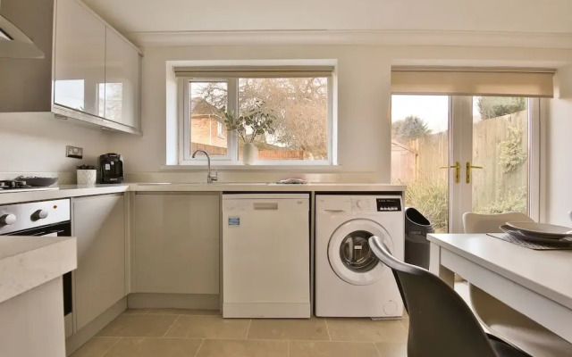 Bright & Airy 3-Bed with Parking