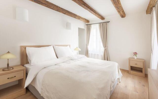 Hotel At the White Lily