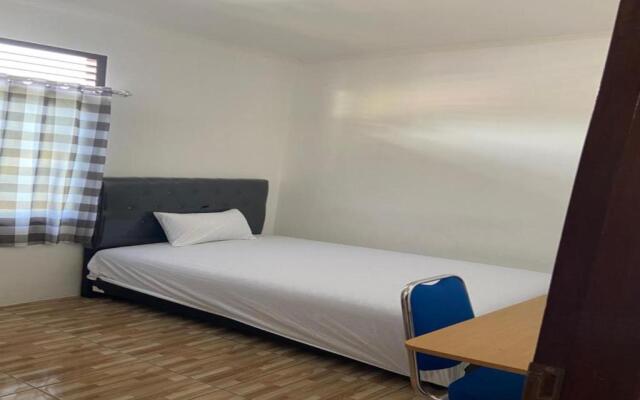 SPOT ON 91616 Kharisma Guest House