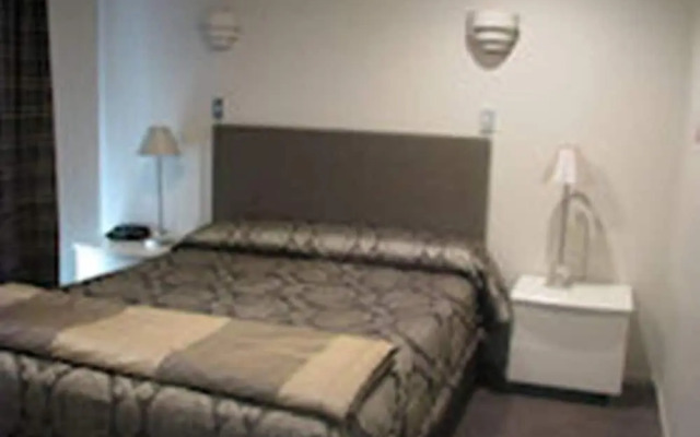 Cornwall Park Motor Inn