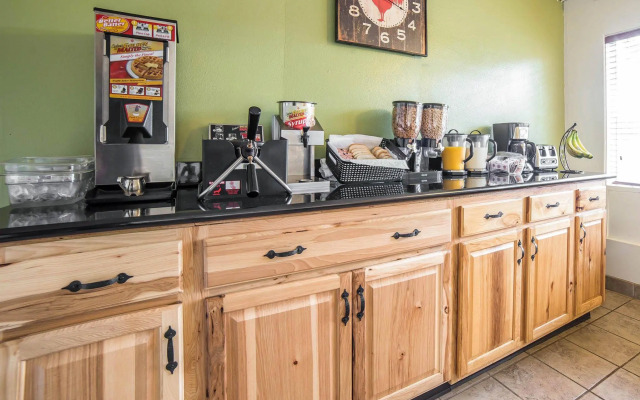 Rodeway Inn & Suites