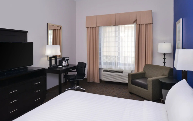 Holiday Inn Express & Suites Bakersfield Airport by IHG