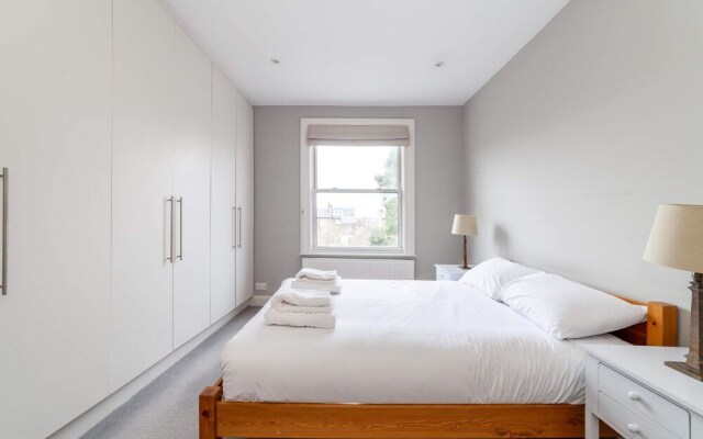 Modern 2-bed Flat in Shepherds Bush - Comfort & Style!