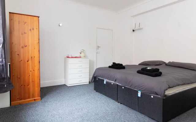 Pebbles Guest House Room 1