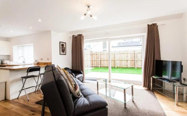 Superb Detached Coach House in Peaceful Location!