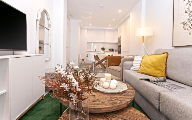 Pretty two-bedroom apartment near the Cathedral. Zacatin 203