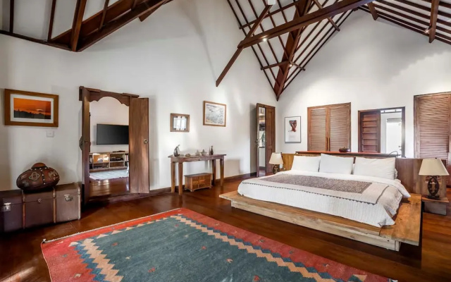 Villa Maimalu by Alfred in Bali - Heaven 4 BR Villa With Large Pool and Lush Garden – Guest Rooms – Kerobokan Kelod